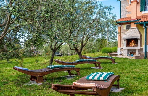 Kras House | Stunning private villa for 7 guests with WIFI, A/C, TV and terrace