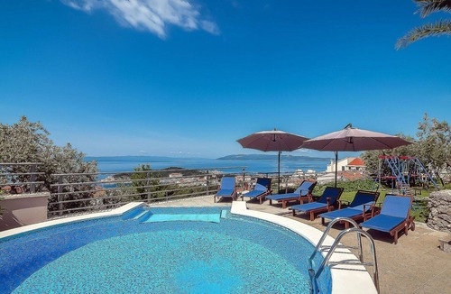 Bidol Villa | Stunning private villa for 10 people with hot tub, WIFI, A/C, private pool, TV, terrace and park.