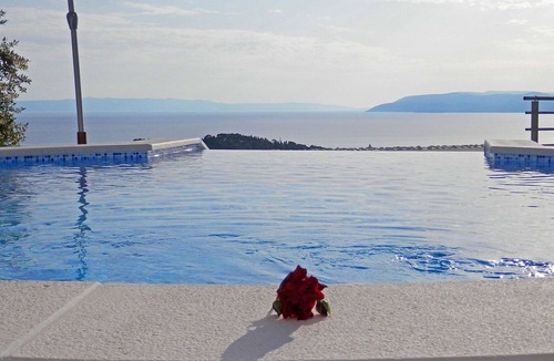 Bidol Villa | Stunning private villa for 10 people with hot tub, WIFI, A/C, private pool, TV, terrace and park.