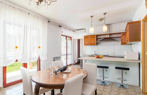 Rakotule House | Stunning private villa for 10 guests with WIFI, A/C, private pool, TV, terrace and pets allowed