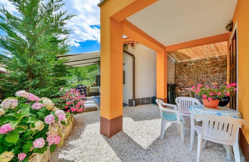 Opric House | Stunning private villa for 2 people with A/C, WIFI, TV, terrace and pets allowed