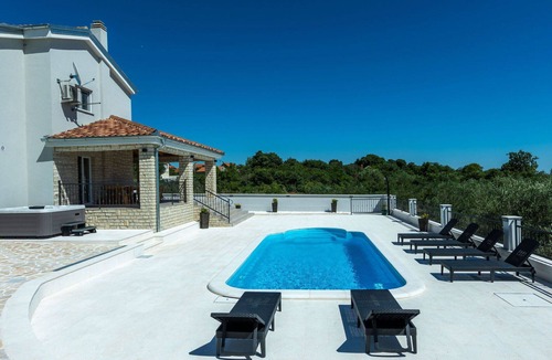 Zemunik Donji House | Stunning private villa for 8 guests with WIFI, hot tub, A/C, private pool, TV and terrace