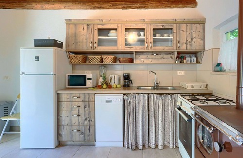 Bubani House | Stunning private villa for 4 people with A/C, WIFI, hot tub, TV and terrace
