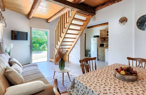 Bubani House | Stunning private villa for 4 people with A/C, WIFI, hot tub, TV and terrace