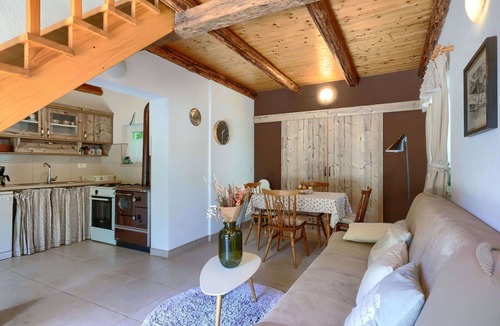 Bubani House | Stunning private villa for 4 people with A/C, WIFI, hot tub, TV and terrace