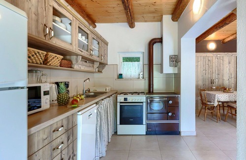 Bubani House | Stunning private villa for 4 people with A/C, WIFI, hot tub, TV and terrace