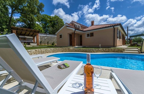 Farini House | Stunning private villa for 6 guests with A/C, WIFI, private pool, TV, terrace and pets allowed