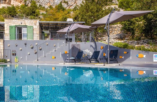 Makarska Villa | Stunning private villa for 8 people with A/C, WIFI, private pool, TV, terrace and pets allowed