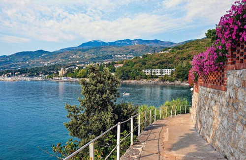 Opric Villa | Stunning private villa for 8 people with A/C, private pool, WIFI, TV, terrace and pets allowed