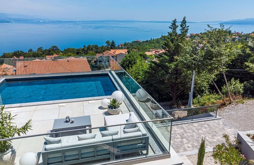Rukavac Villa | Stunning private villa for 10 people with WIFI, private pool, A/C, TV, terrace and pets allowed