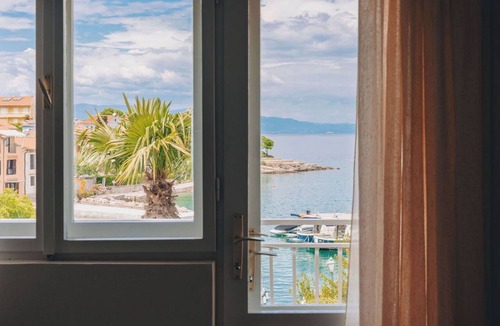 Vantacici House | Stunning private villa for 6 guests with A/C, WIFI, TV and terrace