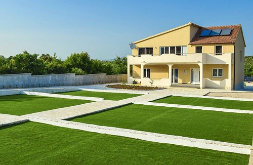 Velim House | Stunning private villa with hot tub, WIFI, private pool, A/C, TV, patio and pets allowed