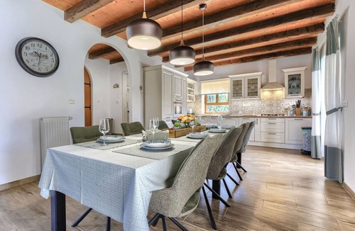 Vosteni Villa | Stunning private villa with WIFI, private pool, A/C, TV, terrace, pets allowed and panoramic view