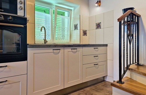 Makovci House | Stunning private villa with WIFI, private pool, A/C, TV, terrace, pets allowed and panoramic view