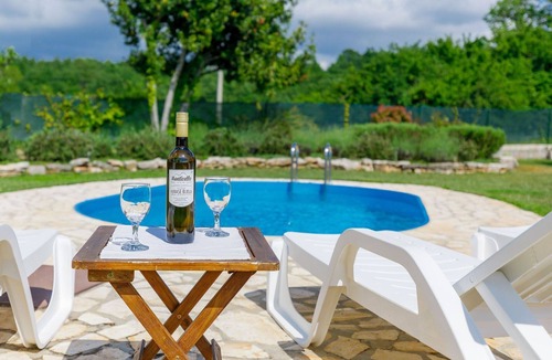 Makovci House | Stunning private villa with WIFI, private pool, A/C, TV, terrace, pets allowed and panoramic view