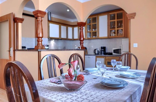Rakotule House | Stunning villa for 5 people with A/C, private pool, WIFI, TV, terrace and pets allowed