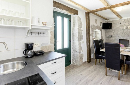 Sveta Jelena House | Stunning villa for 6 guests with WIFI, A/C, TV, terrace and pets allowed