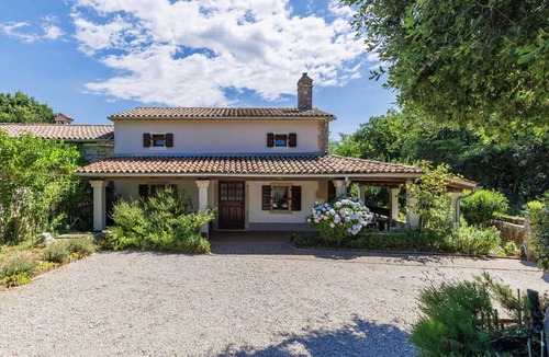 Zupanici House | Stunning villa for 6 guests with WIFI, A/C, private pool, TV, terrace and pets allowed