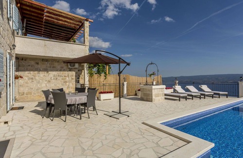 Jesenice House | Stunning villa for 6 guests with private pool, WIFI, A/C, TV and patio