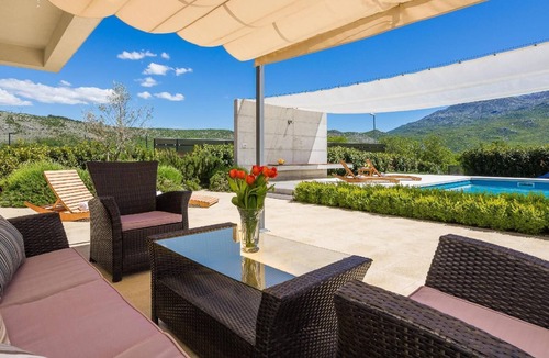 Dugopolje House | Stunning villa sofia with heatable pool