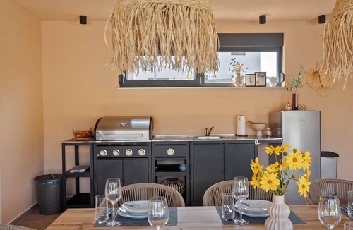 Tar Villa | Stylish 4 BD villa with pool