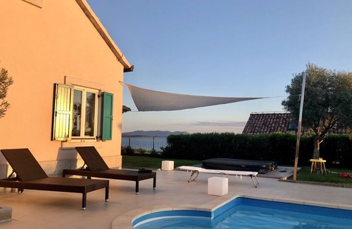 Ugljan Villa | Stylish vacation home with pool, whirlpool, right by the beach. Parking lot, WLAN