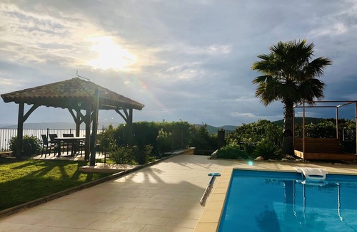 Ugljan Villa | Stylish vacation home with pool, whirlpool, right by the beach. Parking lot, WLAN