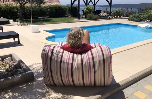Ugljan Villa | Stylish vacation home with pool, whirlpool, right by the beach. Parking lot, WLAN
