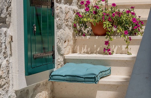 Kastela Apartment | Suite in the heart of the town, few steps from the sea