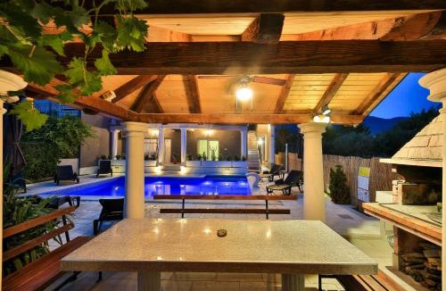 Kastel Stafilic Apartment | SUMAN APARTMENT WITH SHARED SWIMMING POOL, 120m FROM THE BEACH