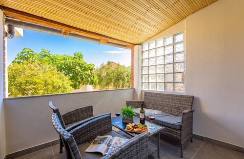 Iz House | Summer Breeze Dominique 2BR Island Retreat, Veli Iž, Croatia