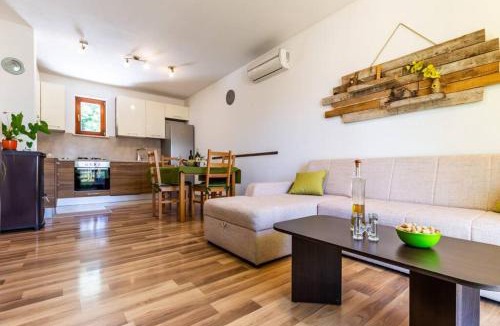 Stokovci House | Sunny yellow house with a pool