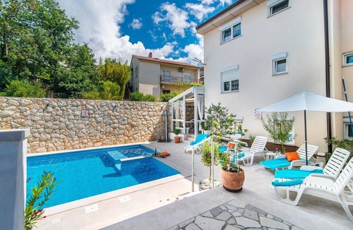 Novi Vinodolski Apartment | Suzy with Common Pool/Apartment Konoba near the Beach