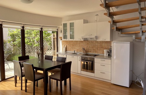 Tar Villa | Swimming Pool, Tennis Court, WiFi, local shops/restaurants