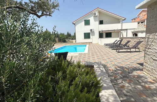 Benkovac House | .t"Relaxed vacation in a quiet location - comfortable house with pool near Zadar"