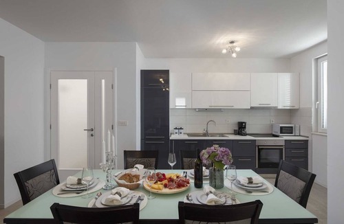Podstrana Apartment | Tanita Spacious Beachfront Apartment