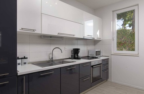 Podstrana Apartment | Tanita Spacious Beachfront Apartment