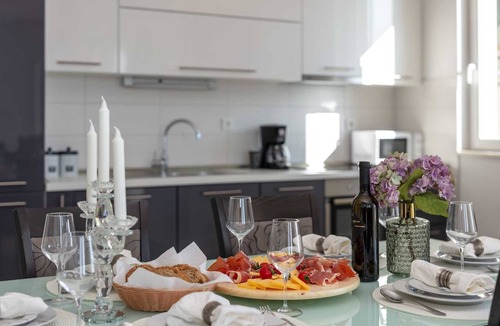 Podstrana Apartment | Tanita Spacious Beachfront Apartment