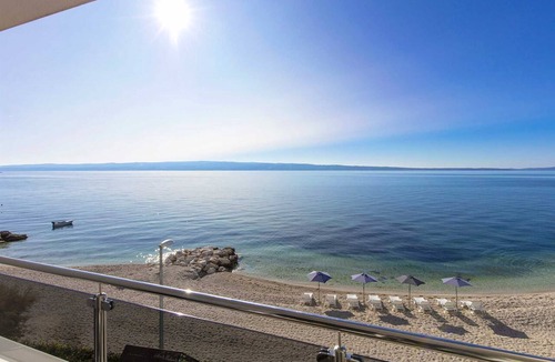 Podstrana Apartment | Tanita Spacious Beachfront Apartment