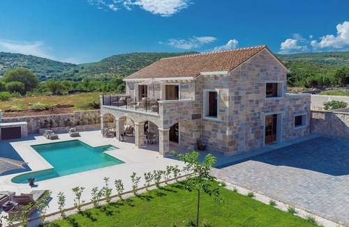 Businci Villa | Tennis, Sauna, Jacuzzi - James Bond Mansion
