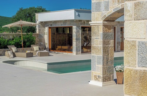 Businci Villa | Tennis, Sauna, Jacuzzi - James Bond Mansion