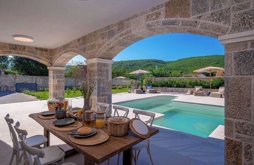 Businci Villa | Tennis, Sauna, Jacuzzi - James Bond Mansion