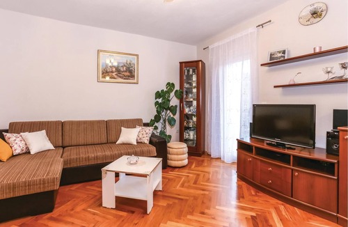 Vojnic Sinjski Apartment | The apartment with pool is located in the middle of greenery, in the small village Vojni.
