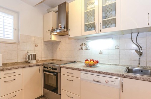 Vojnic Sinjski Apartment | The apartment with pool is located in the middle of greenery, in the small village Vojni.