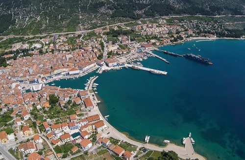 Martinscica Apartment | This compact holiday apartment is just a few metres from the pebble beach.