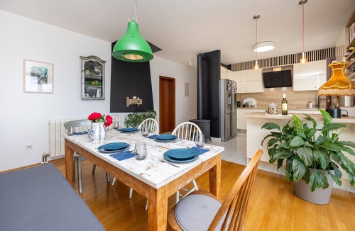 Solin Apartment | This cosy holiday apartment invites you to enjoy a relaxing holiday with a wonderful view.