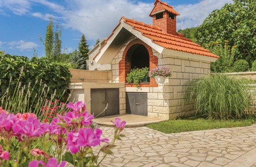 Citluk House | This holiday apartment with pool is located in the village of Bjagi, in the Dalmatian countryside.