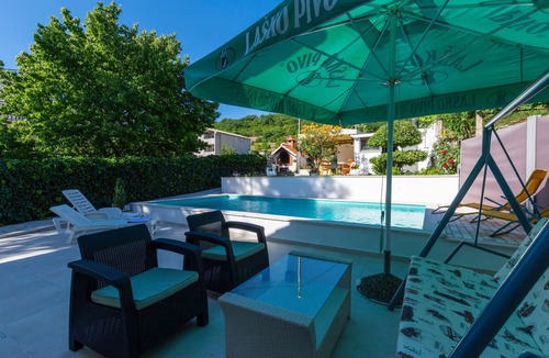 Citluk House | This holiday apartment with pool is located in the village of Bjagi, in the Dalmatian countryside.