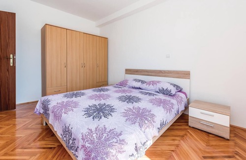 Bilice Apartment | This simply and functionally furnished apartment is located in the small village of Bilice and is on