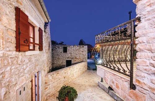 Nadin House | This stone holiday house is located in the old village core of Nadin.